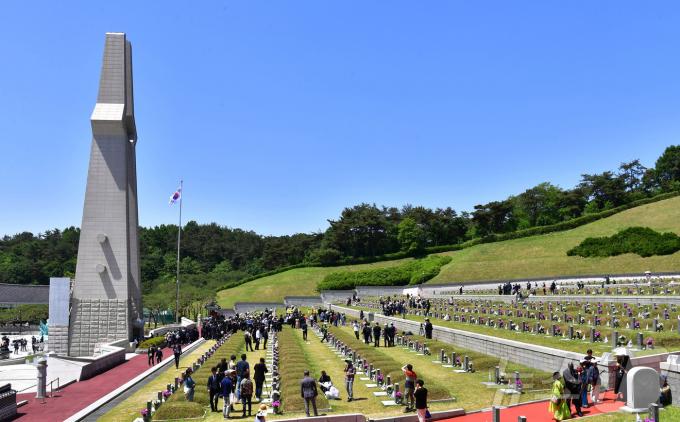 [사진] 추모객들 발길 이어지는 국립5·18민주묘역