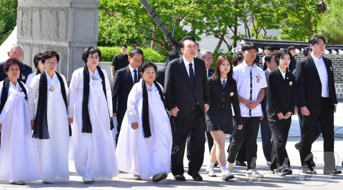 [사진] 5·18 민주화운동 기념식 입장하는 윤석열 대통령