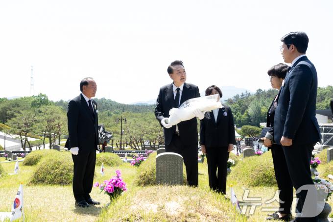 [사진] 고 한강운 유공자 묘소 찾은 윤 대통령