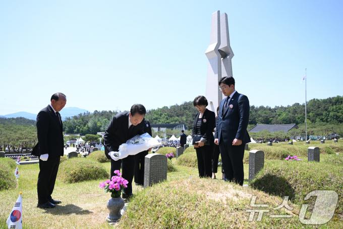 [사진] 윤 대통령, 고 한강운 유공자 묘소 참배