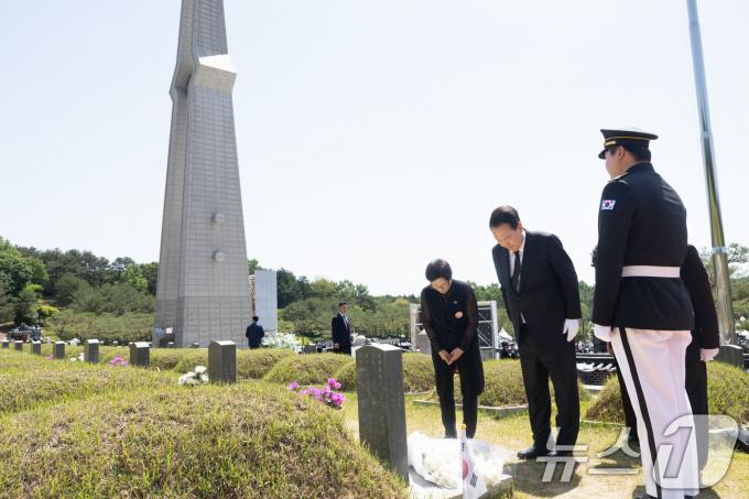 [사진] 윤 대통령, 고 박금희 유공자 묘소배
