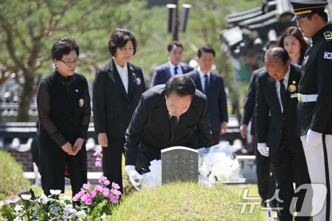 [사진] 고 박금희 유공자 묘소 참배하는 윤 대통령