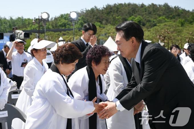 [사진] 5·18 유가족과 악수하는 윤석열 대통령
