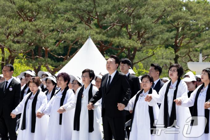 [사진] 윤 대통령, 유가족 손잡고 '임을 위한 행진곡'