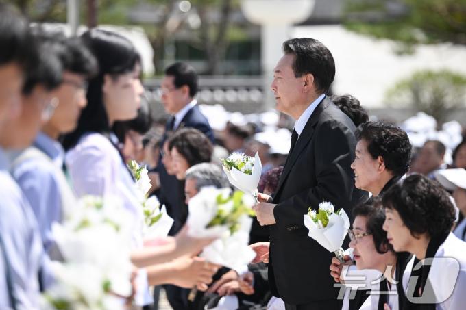 [사진] '오월의 꽃' 전달받는 윤석열 대통령