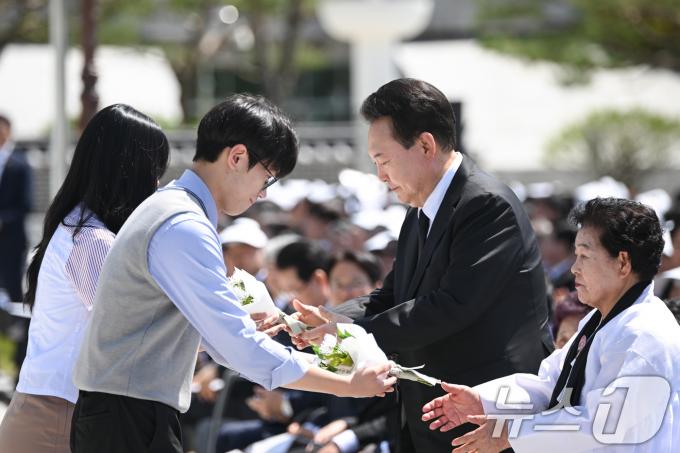 [사진] '오월의 꽃' 받는 윤석열 대통령