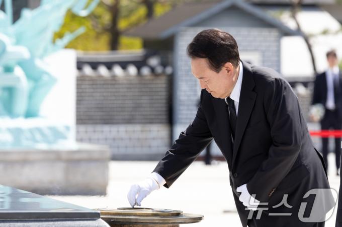 [사진] 추모탑에 헌화하는 윤 대통령