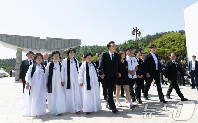 [사진] 5·18 유가족 손 잡고 입장하는 윤 대통령