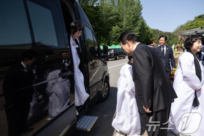 [사진] 5·18 유가족 영접하는 윤석열 대통령