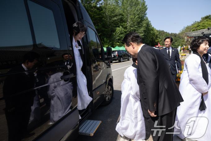 [사진] 5·18 유가족 영접하는 윤 대통령