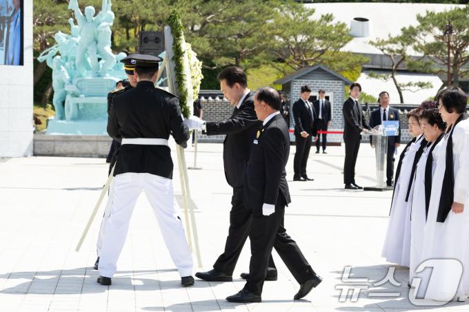 [사진] 헌화하는 윤 대통령