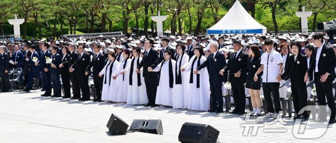 [사진] 유가족 손잡고 '임을 위한 행진곡' 부르는 윤 대통령