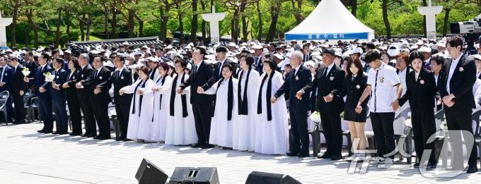 [사진] 윤 대통령, 유가족 손잡고 '임을 위한 행진곡'