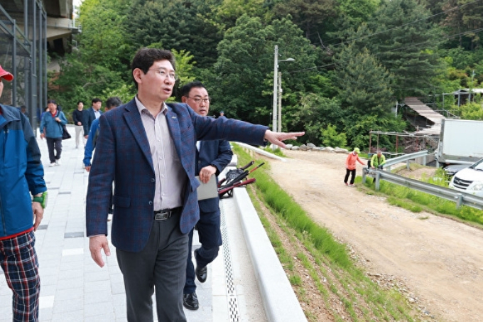 이상일 용인특례시장이 지난 17일 처인구 역북동 공공체육시설을 방문해 현장을 점검하고 있다. / 사진제공=용인특례시