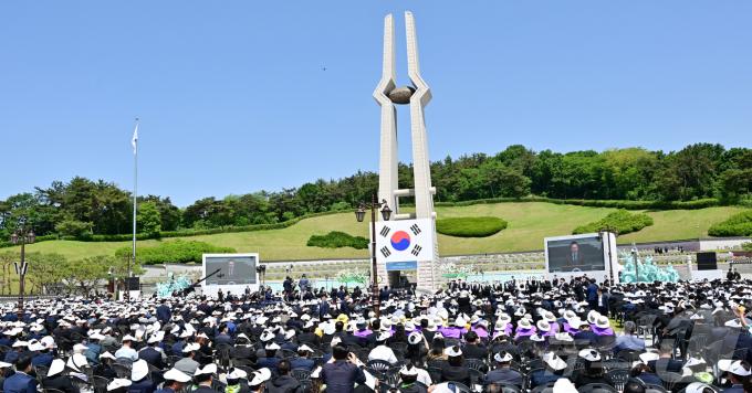 윤석열 대통령이 18일 광주 북구 국립5·18민주묘지에서 열린 5·18민주화운동 제44주년 기념식에 참석해 기념사를 하고 있다. (공동취재) 2024.5.18/뉴스1 ⓒ News1 안은나 기자