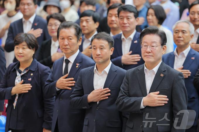 [사진] 국기에 대한 경례하는 이재명 대표