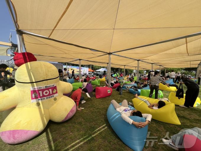 18일 오후 서울 여의도 한강공원(녹음수광장)에서 열리는 제1회 '한강 잠퍼자기 대회'에 시민들이 참석한 모습. 2024.05.18/뉴스1