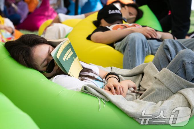 [사진] 책만 펴면 잠이 와