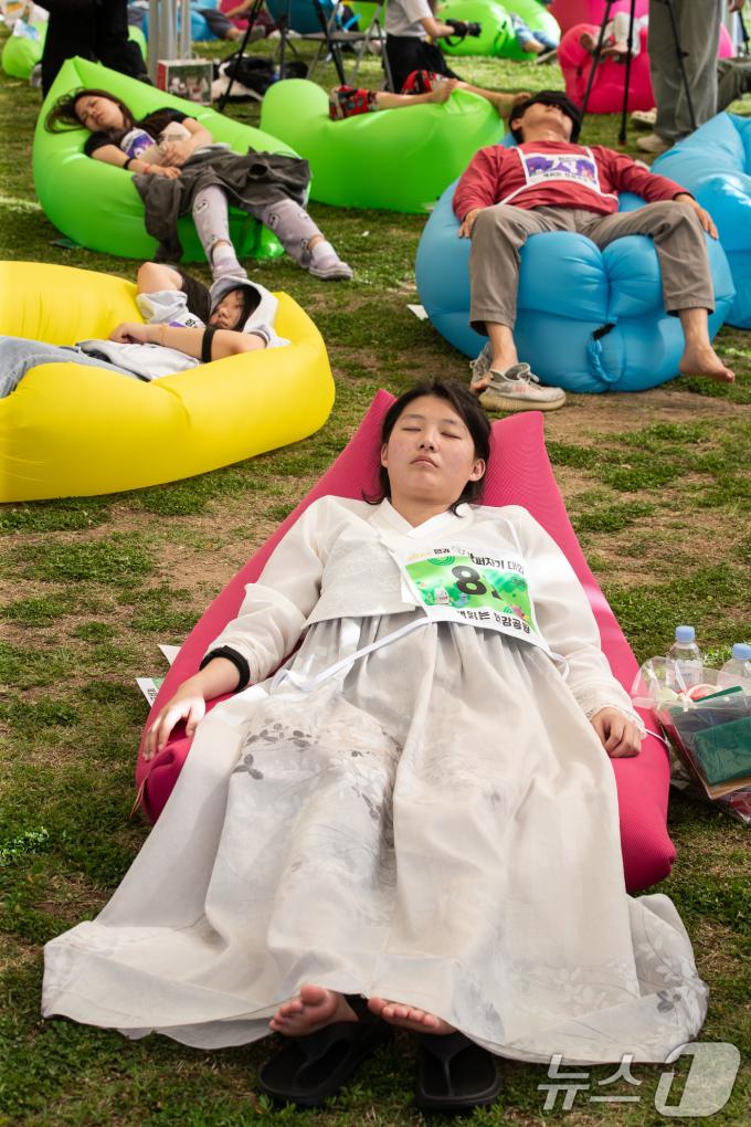 [사진] 제1회 한강 잠퍼자기 대회 '베스트드레서는 누구?'