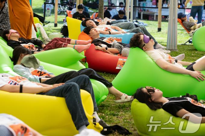 [사진] 한강에서 잠퍼자며 휴식을