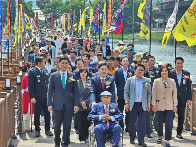 양평 세미원과 두물머리를 잇는 전통 배다리 개통식에서 전지선 양평군수를 비롯한 내·외빈이 새로 개통한 배다리를 건너고 있다. /사진제공=양평군