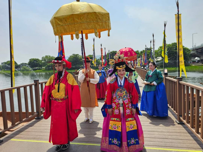 세미원과 두물머리를 연결하는 '전통 배다리 개통 기념식'의 하일라이트인 정조임금 능행차 재현 행렬. /사진제공=양평군