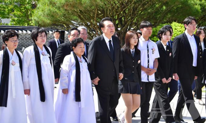 윤석열 대통령이 18일 광주 국립5·18민주묘역에서열린' 제44회 5·18민주화운동 기념식'에서 오월어머니, 학생들과 입장하고 있다. (공동취재) 2024.5.18/뉴스1