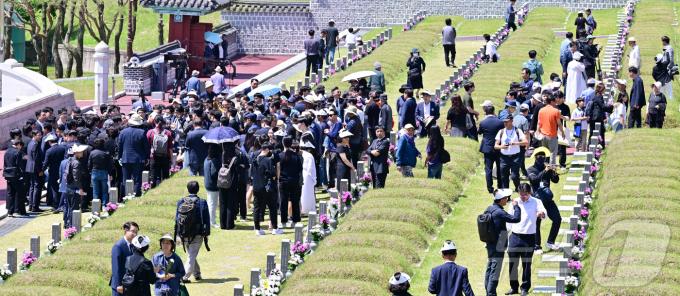 5·18민주화운동 제44주년 기념식이 열린 18일 광주 북구 국립5·18민주묘지에 추모객의 발길이 이어지고 있다. (공동취재) 2024.5.18/뉴스1 ⓒ News1 안은나 기자