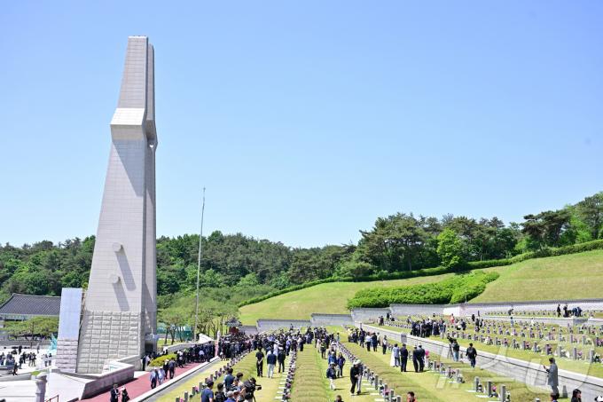 5·18민주화운동 제44주년 기념식이 열린 18일 광주 북구 국립5·18민주묘지에 추모객의 발길이 이어지고 있다. (공동취재) 2024.5.18/뉴스1 ⓒ News1 안은나 기자