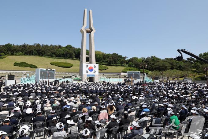 윤석열 대통령이 18일 오전 광주 구 운정동 국립5·18민주묘지에서 열린 제44주년 5·18 민주화운동 기념식에서 기념사를 하고 있다. (공동취재) 2024.5.18/뉴스1 ⓒ News1 안은나 기자