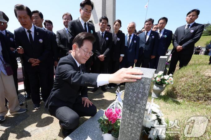 제44주년 5·18 민주화운동 기념식이 열린 18일 광주 북구 국립 5·18 민주묘지에서 이재명 더불어민주당 대표 등 지도부가 윤상원 열사 묘소를 참배하고 있다. (공동취재) 2024.5.18/뉴스1 ⓒ News1 안은나 기자
