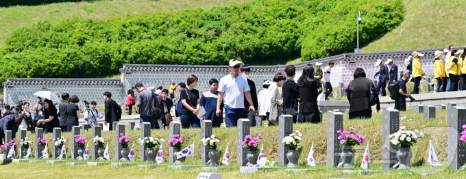 5·18민주화운동 제44주년 기념식이 열린 18일 광주 북구 국립5·18민주묘지에 추모객의 발길이 이어지고 있다. (공동취재) 2024.5.18/뉴스1 ⓒ News1 안은나 기자