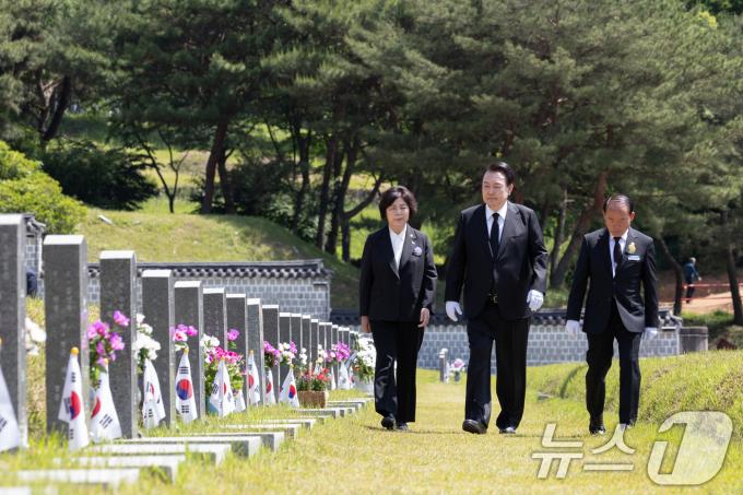 윤석열 대통령이 18일 광주 북구 국립5·18민주묘지에서 5·18민주화운동 제44주년 기념식을 마친 후 참배를 위해 이동하고 있다. (대통령실 제공) 2024.5.18/뉴스1 ⓒ News1 안은나 기자