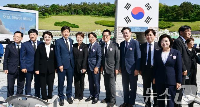 18일 광주 북구 운정동 국립 5·18민주묘지에서 열린 제44주년 5·18 민주화운동 기념식에서 더불어민주당 당선인들이 기념 촬영하고 있다. (공동취재) 2024.5.18/뉴스1 ⓒ News1 안은나 기자