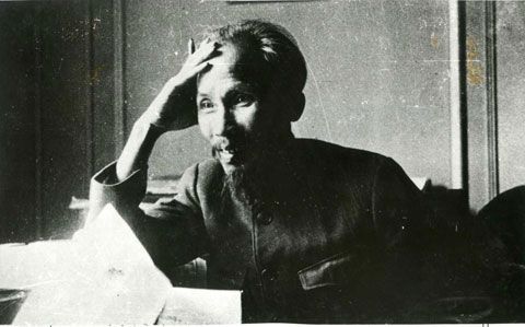 호찌민. (출처: Unknown author, 흑백사진(1946), Wikimedia Commons, Public Domain)