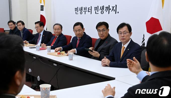 지난해 12월 14일 오전 서울 여의도 국회에서 열린 긴급중진연석회의에서 중진의원들과 함께 자리하고 있다. 왼쪽부터 김학용, 조경태, 정우택, 윤 대표권한대행, 주호영, 정진석의원, 이만희사무총장. (공동취재) 2023.12.14/뉴스1 ⓒ News1 송원영 기자