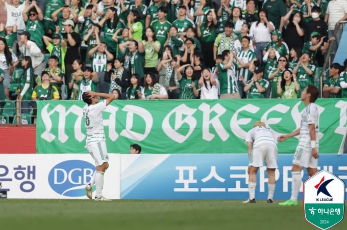 아쉬워하는 전북 선수들과 팬들(한국프로축구연맹 제공)