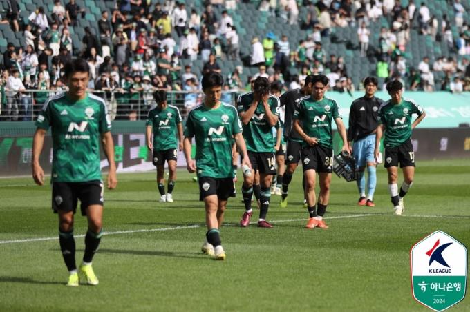 고개 숙인 전북 선수들(한국프로축구연맹 제공)