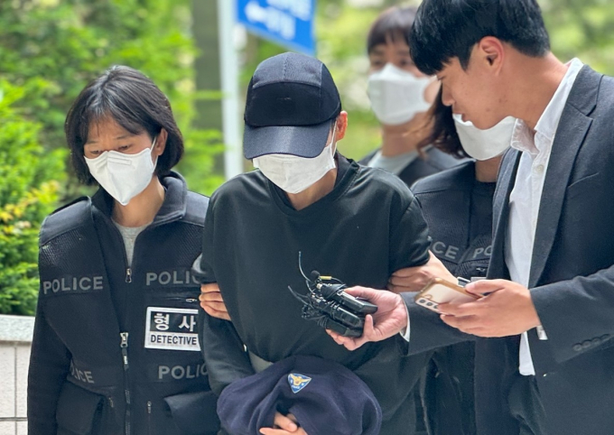 아동복지법상 아동학대 혐의를 받는 50대 여성 교인 A 씨가 18일 오후 인천 미추홀구 인천지법에서 열린 구속 전 피의자심문(영장실질심사)에 출석하고 있다. /사진=뉴스1  