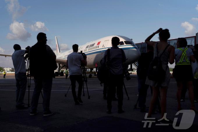 [사진] 쿠바 공항 도착한 중국 여객기 지켜 보는 취재진들