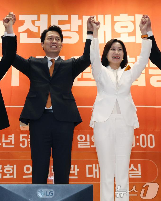 [사진] 포즈 취하는 개혁신당 이기인·허은아 후보
