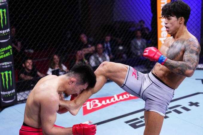 로드 투 UFC 시즌 3에서 패한 송영재(왼쪽) (UFC 제공)