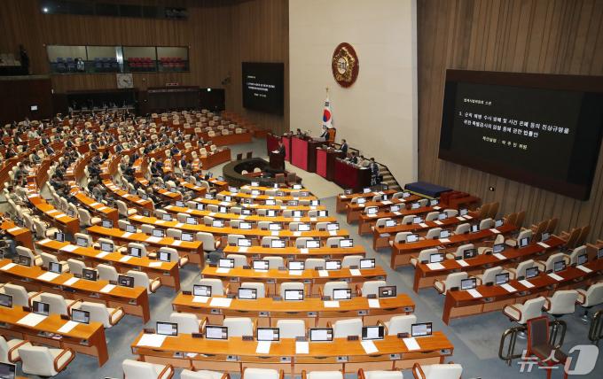 2일 서울 여의도 국회에서 열린 제414회국회(임시회) 제1차 본회의에서 '채상병특검법'(순직 해병수사 방해 및 사건 은폐 등의 진상규명을 위한 특별검사의 임명 등에 관한 법률안)이 상정 되자 국민의힘 의원들이 본회의장을 퇴장해 자리가 비어 있다./뉴스1 ⓒ News1 임세영 기자