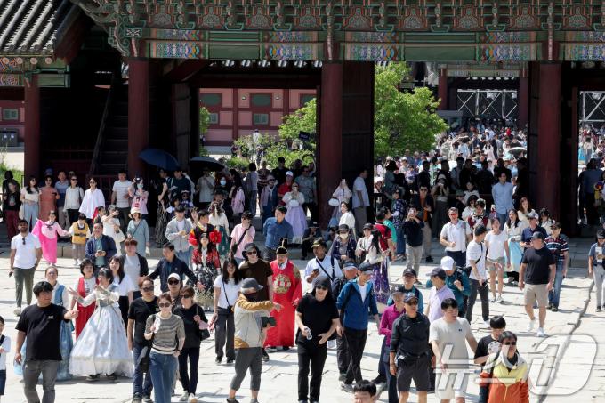 [사진] 관광객 몰린 경복궁