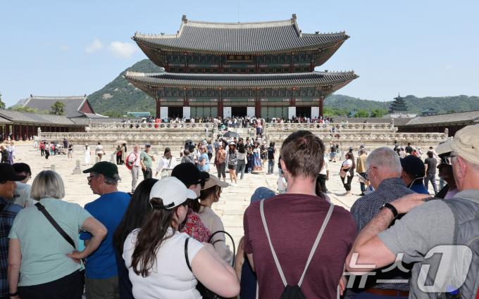 [사진] 무료개방 마지막날, 북적이는 경복궁