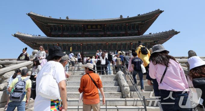 [사진] 국가유산청 출범 기념 무료개방 마지막날 맞은 경복궁