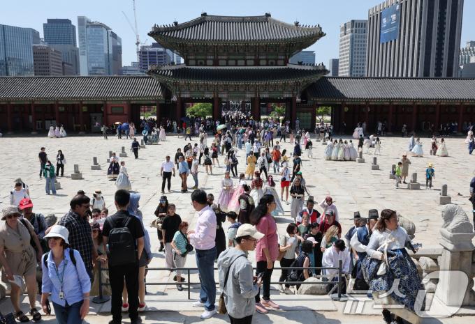 [사진] 관광객 모인 경복궁