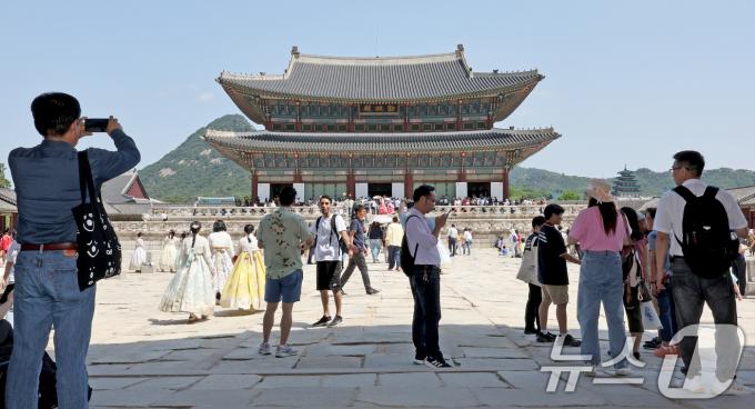 [사진] 주말 맞아 많은 관광객 찾은 경복궁