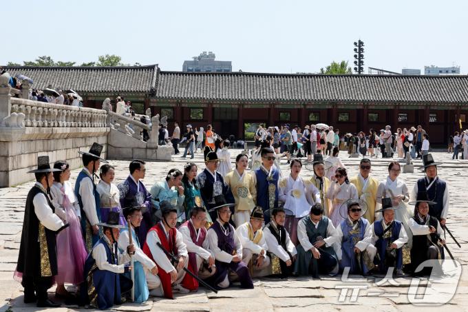 [사진] 기념촬영하는 관광객들