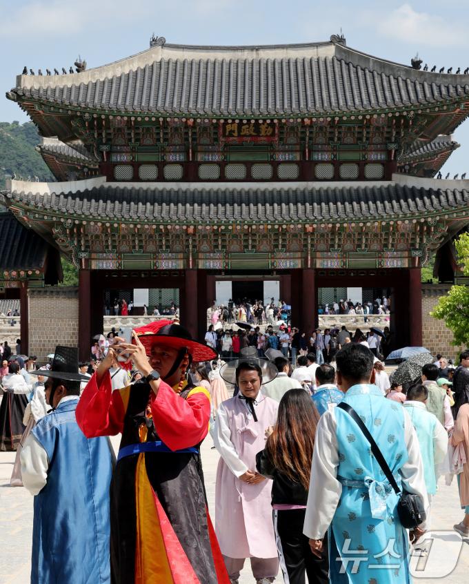 [사진] 관광객 몰리는 경복궁